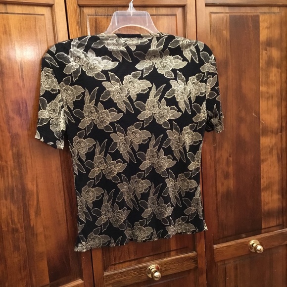 Woman’s short sleeve blouse - Picture 2 of 3